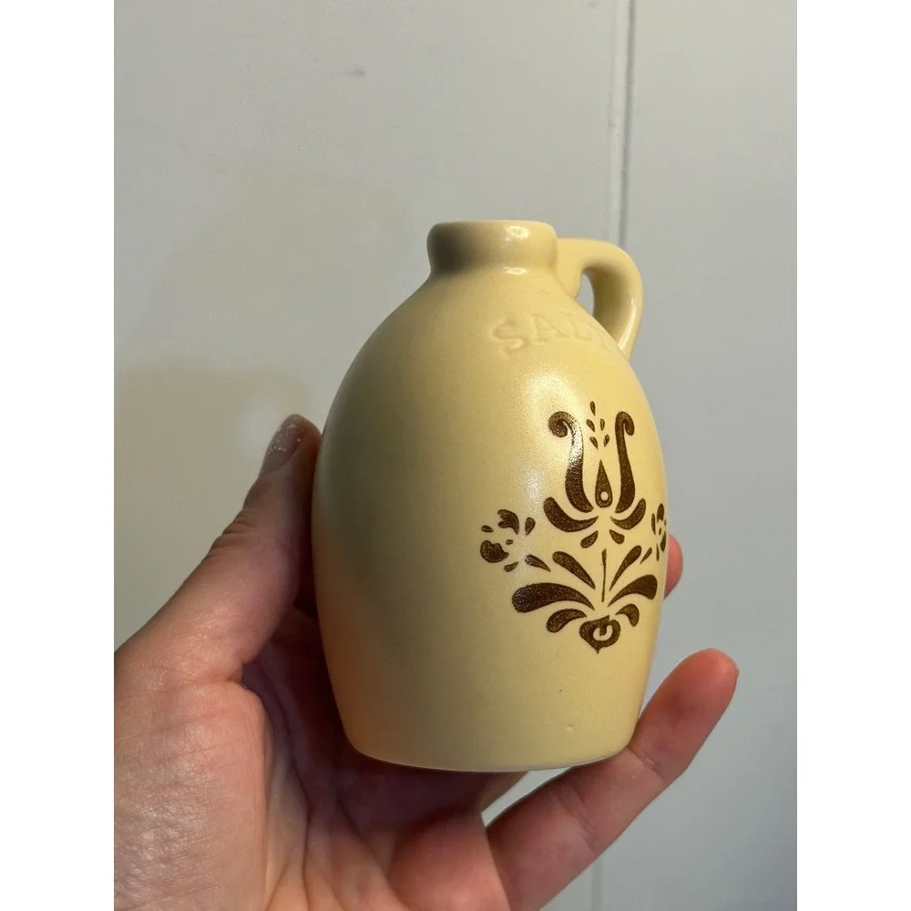 VTG Pfaltzgraff Salt and Pepper‎ Shakers Tan Village Stoneware Jug Style Shakers